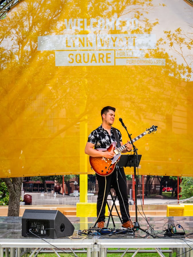 Lynn_Wyatt_Square_Guitarist_2