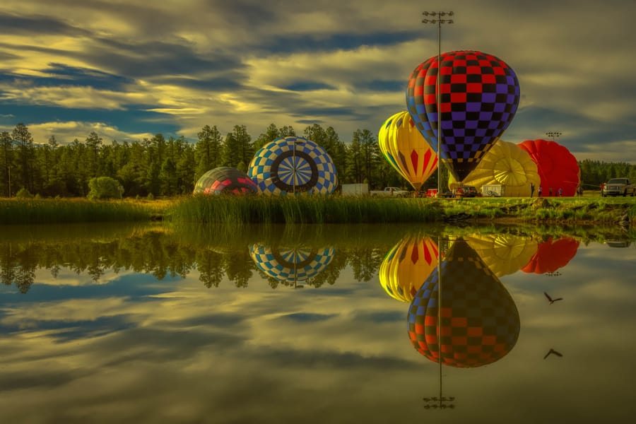 Pinetop - Hot Air Balloons Lake Reflections_credit AdventurePiece2020