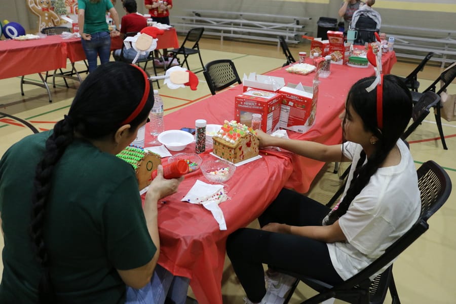 Gingerbread_House_Workshop_2024111_ (19)