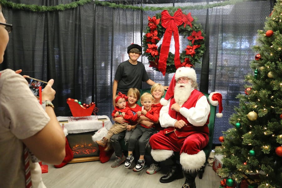 Poinsettia_Santa_120724 (3)
