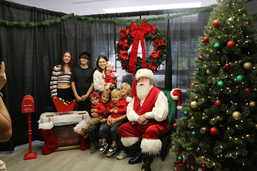 Poinsettia_Santa_120724 (4)