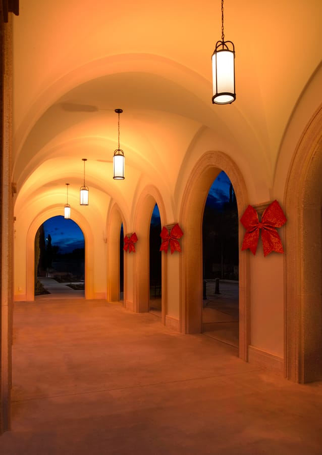 20181129VeniceLibraryHolliday_RedBows_BlueSky