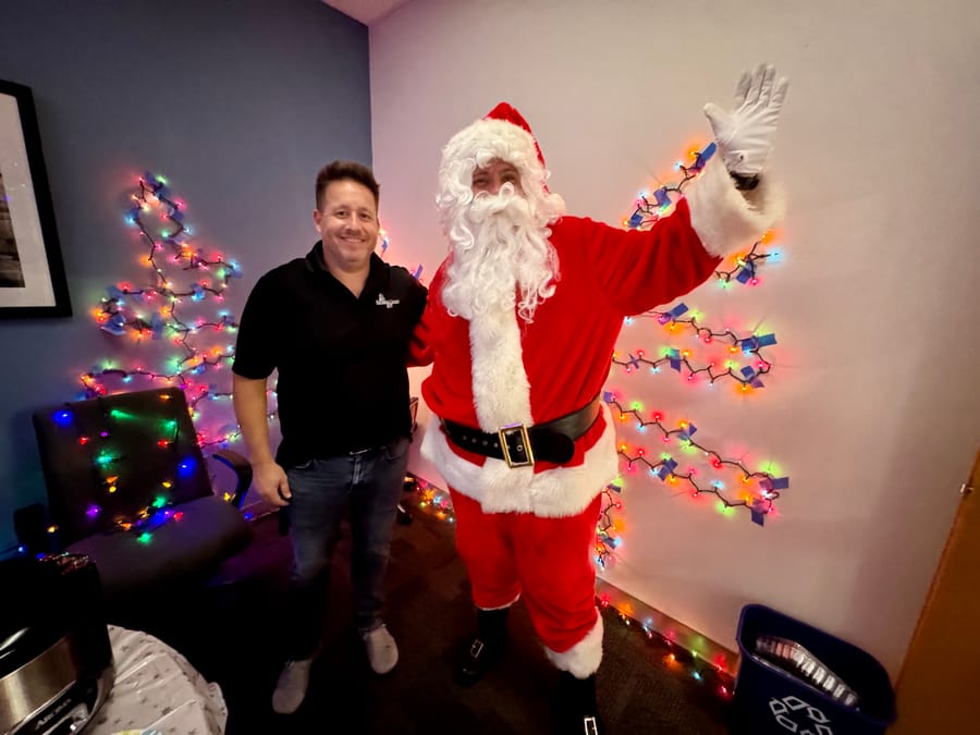 20241219_HolidayRoamingPartyBOB_28_SD