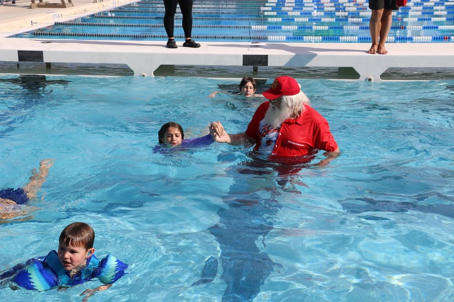 Swim-with-Santa_20241221 (398)