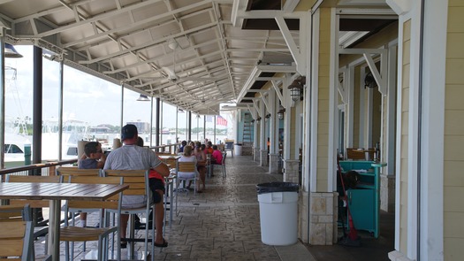 Outside seating at Outriggers (16)