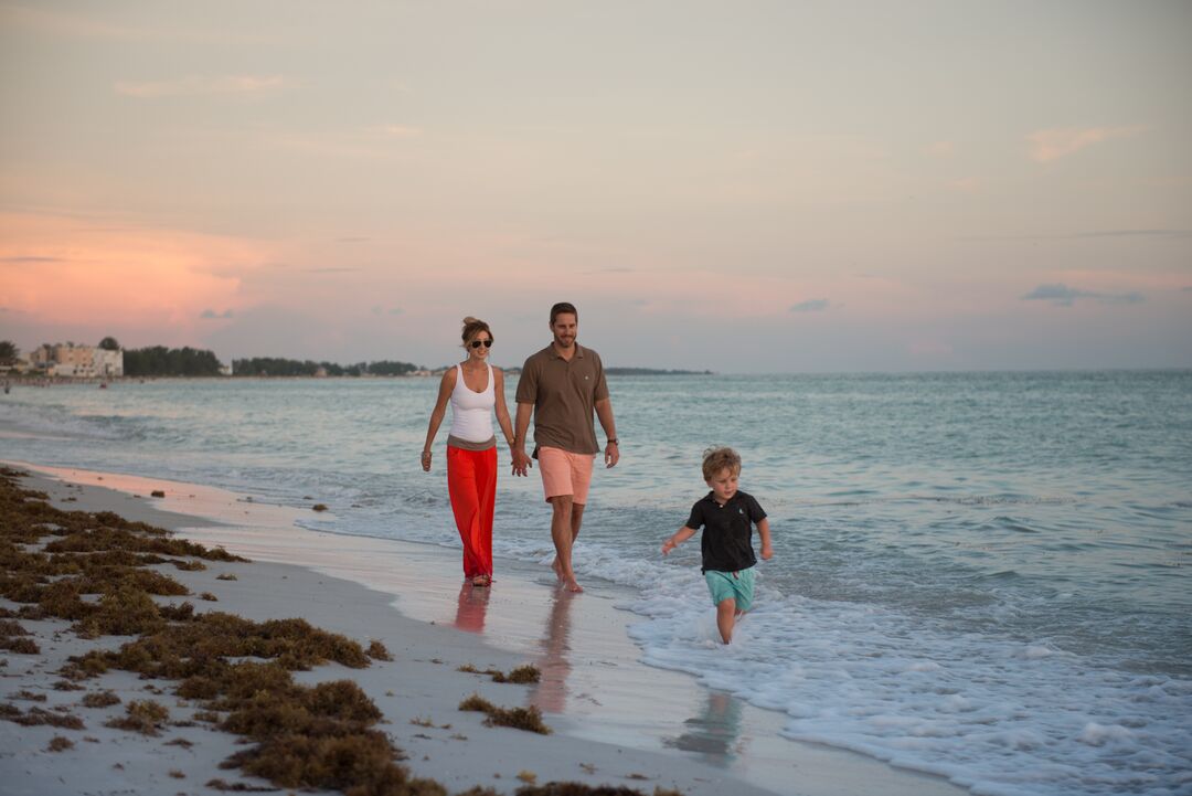 familyonbeachsunset_DOS6500