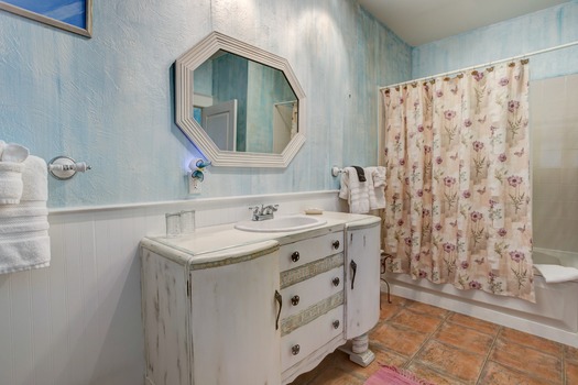 Bathroom of guest room 1 at Anchor Inn