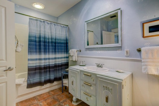 Bathroom of guest room 4 at Anchor Inn