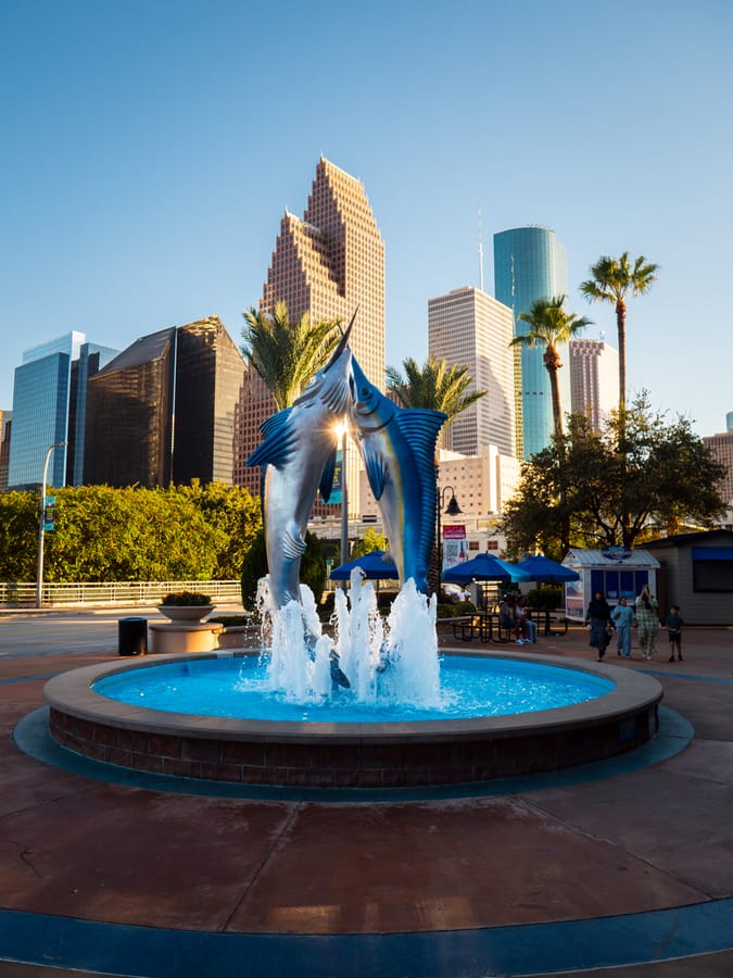 Downtown_Aquarium_Fountain_2