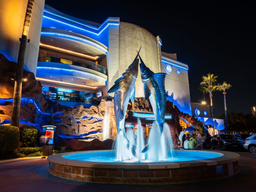 Downtown_Aquarium_Fountain_4