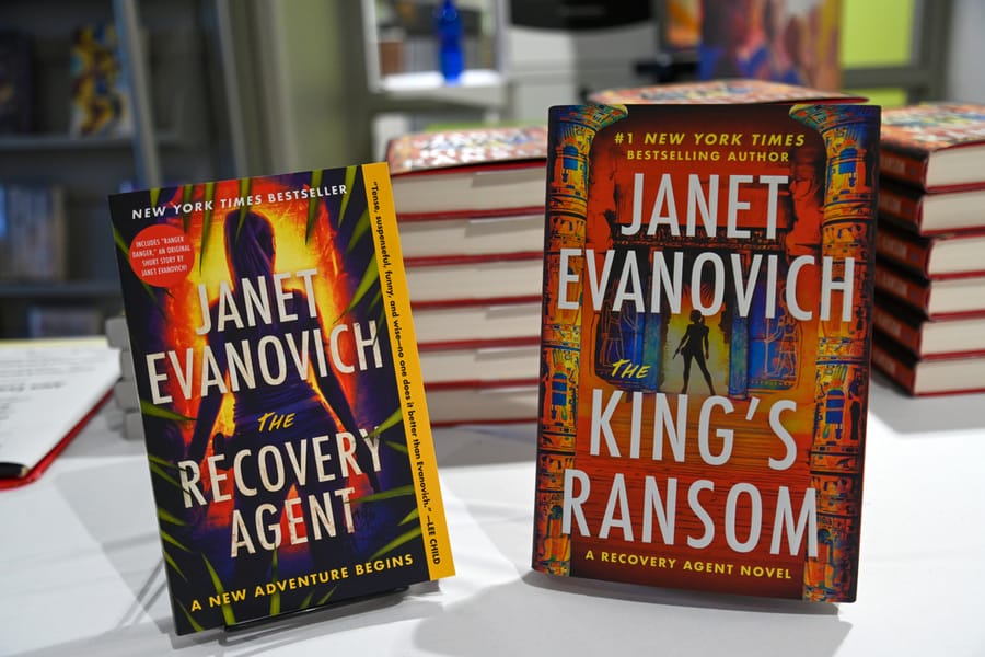 20251119_JanetandAlexEvanovichLibraryEvent _0018_SD