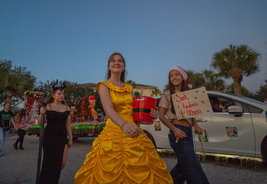 PoinsettiaParade_LG-37