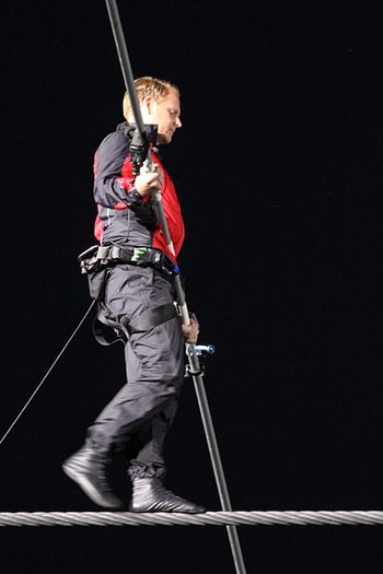 Nik_Wallenda_Niagara_Falls_closeup