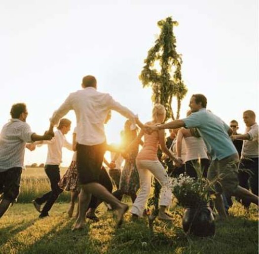 midsummer_dance_sweden