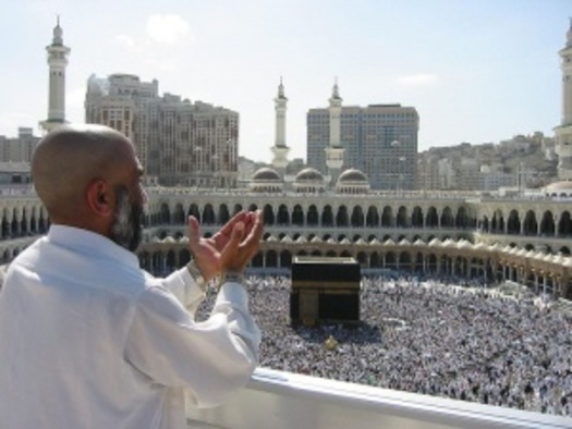 800pxsupplicating_pilgrim_at_masjid_al_haram._mecca_saudi_arabia_300