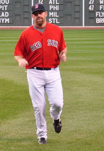 Kevin_Youkilis_warming_up1