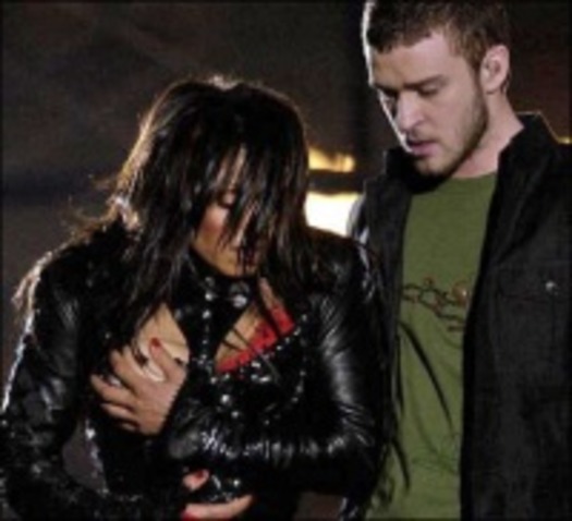 janet_jackson_breast_hold_2001