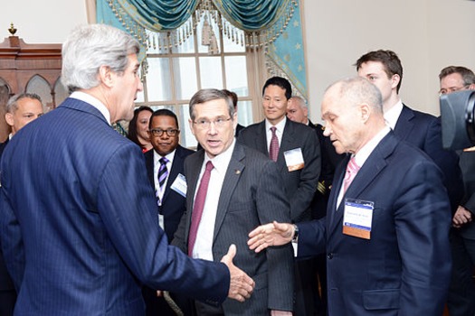 512px-U.S._Secretary_of_State_John_Kerry_shakes_hands_with_Raymond_Kelly,_Commissioner_of_the_New_York_City_Police_Department_(NYPD)