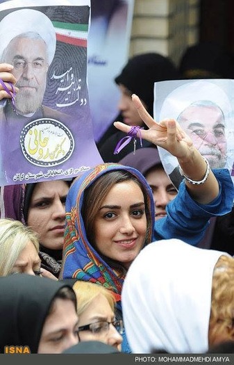 Iranian-woman-rouhani-support-victory-V-sign