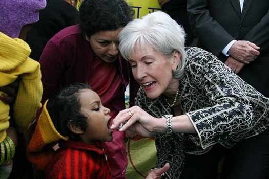 Kathleen_Sebelius,_Secretary_of_the_U.S._Department_of_Health_and_Human_Services,_administers_polio_vaccine_to_a_child_in_New_Delhi,_India