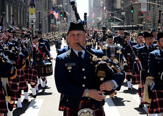 800px-Members_of_the_U.S._Coast_Guard_Pipe_Band_march_up_Fifth_Avenue_in_the_250th_St._Patrick's_Day_Parade,_Manhattan,_N.Y.,_March_17,_2010