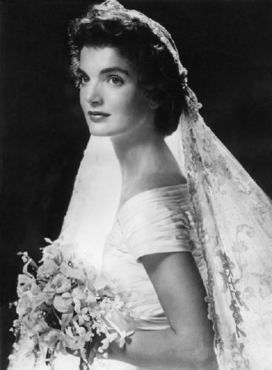 512px-Jackie_Kennedy_on_her_wedding_dayRhode_IslandSeptember_12_1953