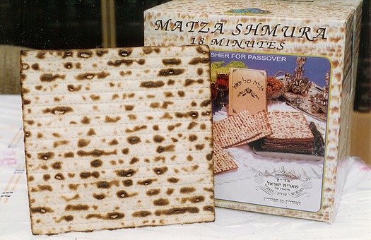 640px-Machine-made_Shmura_Matzo