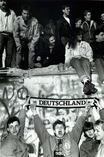 BerlinWallFalls_1989_RNS