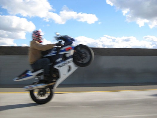 Suzuki_GSX-R_1000_doing_a_wheelie_on_the_freeway
