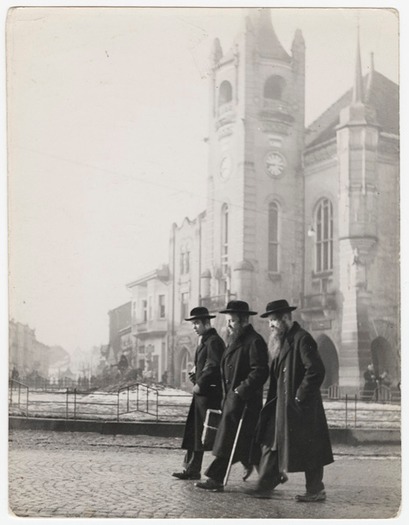 Vishniac_Traveling-salesmen-returning-home-for-the-Sabbath