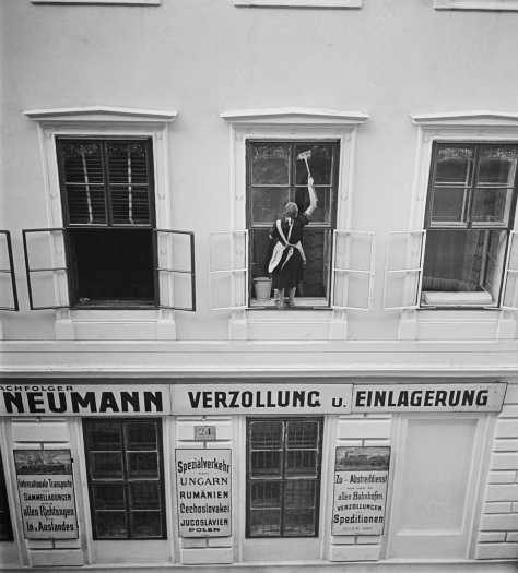 Vishniac_Woman-washing-windows