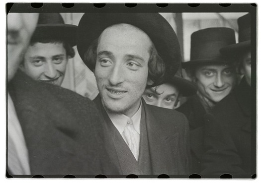 Vishniac_Students-standing-outside-the-yeshiva-of-Rabbi-Baruch-Rabinowitz