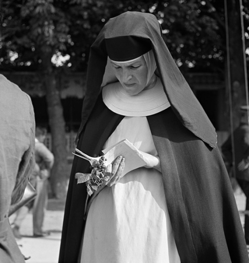 Vishniac_Benedictine-nun-reading