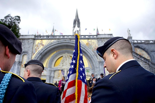 lourdes_american_pilgrims_basilica_flag_2