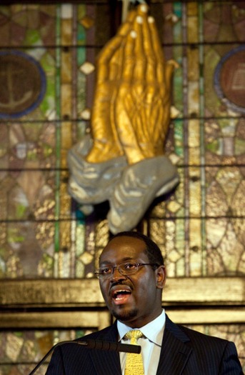 thumbRNS-SLAIN-PASTOR061815-418x640