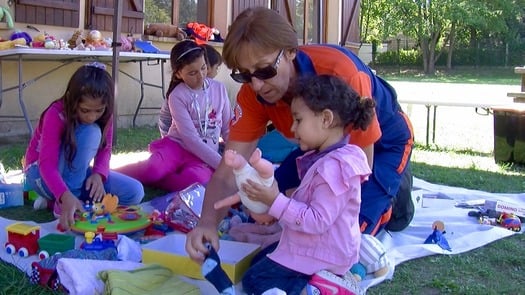 PRINT French Volunteer plays refugee children