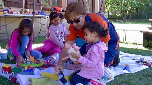 WEB French volunteers play with refugee children