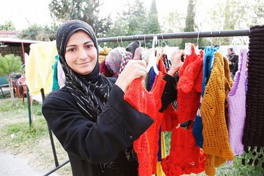 512px-Knitting_a_brighter_future_for_Syrian_refugees_in_Lebanon_11173833666