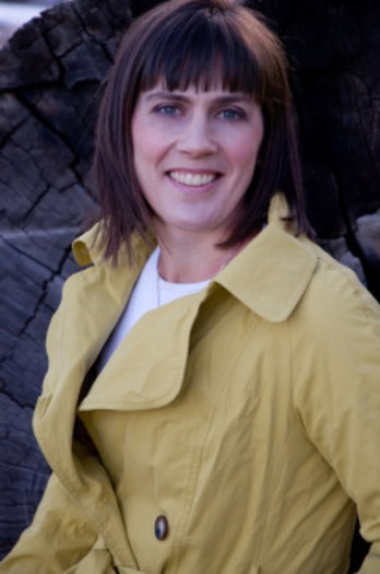 metteyellowtrenchsmile-238x359