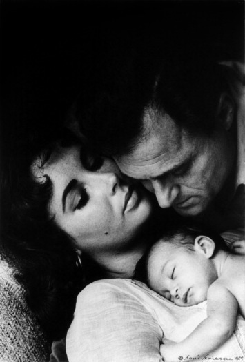 Liz_Taylor,_Liza_Todd_and_Mike_Todd_by_Toni_Frissell,_1957