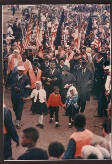 SELMA_TO_MONTGOMERY_MARCH_Day_5_The_Abernathy_Children,_Ralph_David_Abernathy,_Juanita_Jones_Abernathy_and_John_Lewis_lead_the_line_up_and_beginning_of_the_March.