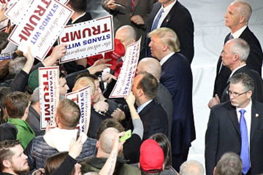 Trump_with_supporters_in_Iowa_January_2016_2