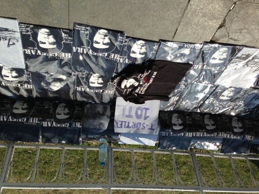 Selling Che T-shirts at Taksim