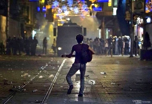 Turkey Guitar player facing Riot police