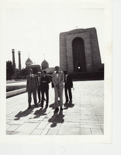 With_Scholars_at_the_Mausoleum_of_Reza_Shah-526x673