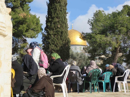 women on temple mount