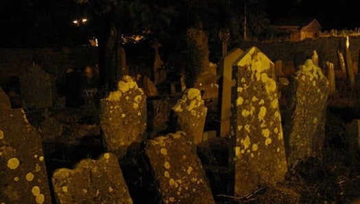 Temple_Hill_Graveyard_(Cork)_at_night_01