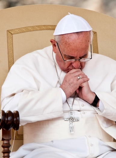 Pope Francis praying