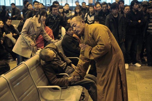 chinese_monk_in_train_station