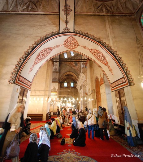 Pika_Prodhan_womens_prayer_space_in_Bayezit_II_mosque_istanbul_